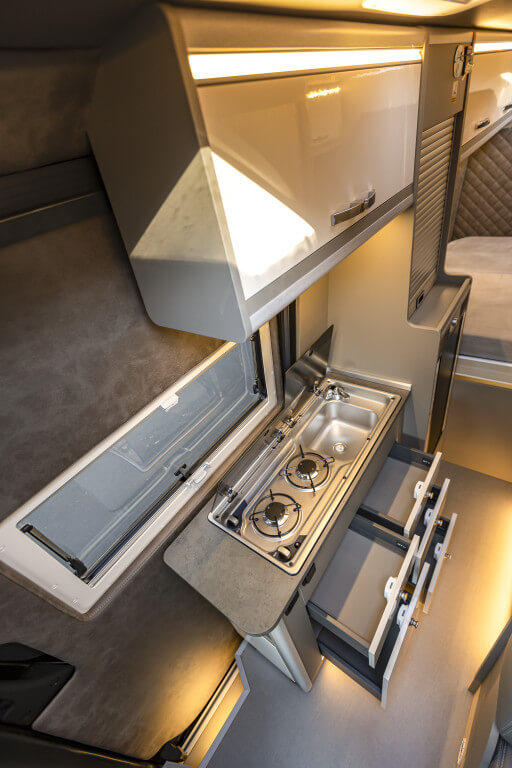 megamobil-wohnmobile-center-lounge-modelle-mega-classic-600-max-hubbett