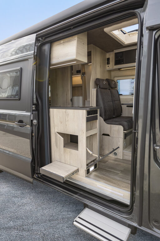 megamobil-wohnmobile-center-lounge-modelle-mega-re-aktiv-680S